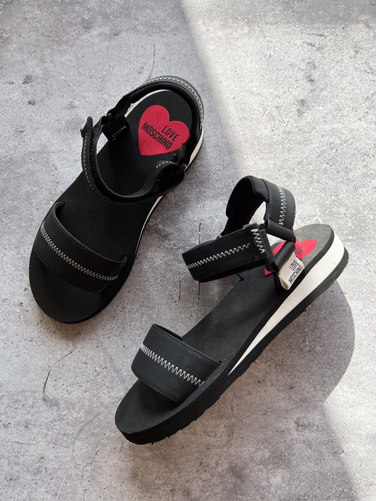 JA28082 LOVE MOSCHINO